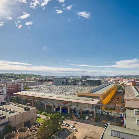 High-sky O2 Arena With Garage Parking And Ac Apartment *
